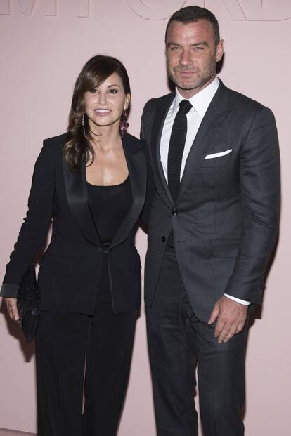 Tom Ford es el diseñador elegido por muchos actores para sus trajes de alfombra roja. En la imagen, el intérprete Liev Schreiber junto a la actriz Gina Gershon antes del desfile del diseñador en Nueva York.