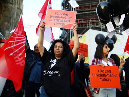 Manifestación por la democracia en Turquía durante la visita del presidente Erdogan a Alemania, el 28 de septiembre.