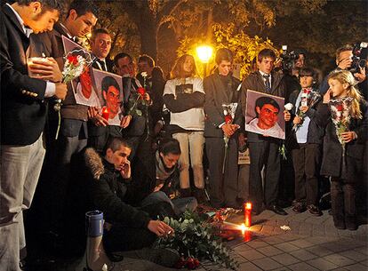 Cientos de jóvenes han rendido homenaje a Álvaro Ussia en el lugar donde murió hace ahora una semana