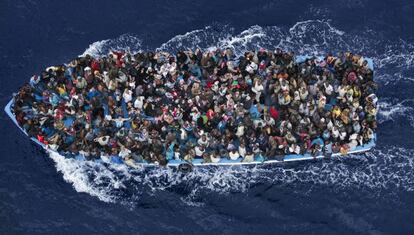 Una barcaza que transporta inmigrantes desde la costa de Libia. 