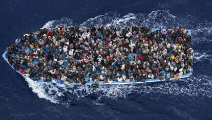 Una barcaza que transporta inmigrantes desde la costa de Libia.