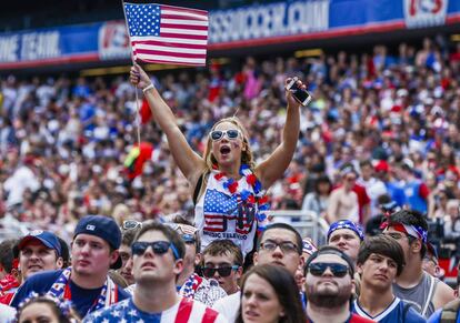 Aficionados ven en las pantallas del Soldier Field el EE UU-B&eacute;lgica, en 2014.