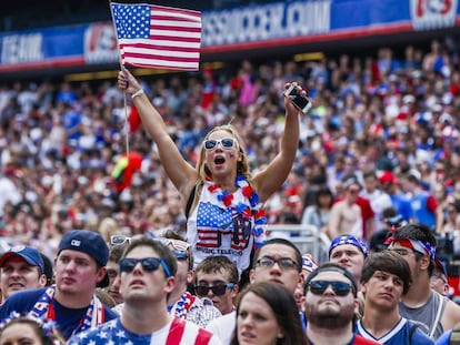 Aficionados ven en las pantallas del Soldier Field el EE UU-B&eacute;lgica, en 2014.