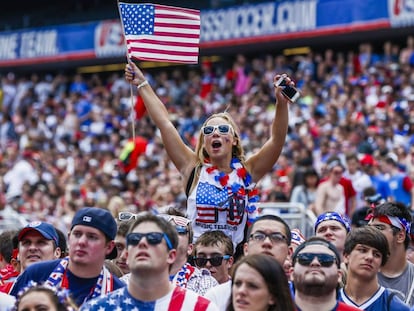 Aficionados ven en las pantallas del Soldier Field el EE UU-B&eacute;lgica, en 2014.