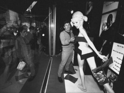 Simon Doonan, director artístico de Barneys de 1986 a 2010, arregla un maniquí de Madonna para el escaparate de las fiestas de Navidad de 1992. |
