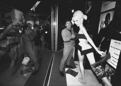 Simon Doonan, director artístico de Barneys de 1986 a 2010, arregla un maniquí de Madonna para el escaparate de las fiestas de Navidad de 1992. |