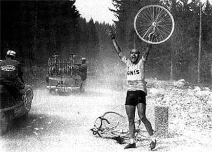 Miguel Poblet pide una rueda de recambio tras pinchar en una etapa del Giro.