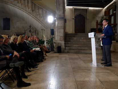 El presidente de la Generalitat, Carlos Mazón, comparece tras el pleno extraordinario del Consell en el que se han aprobado las primeras medidas de apoyo a los afectados por el incendio del barrio de Campanar de València.