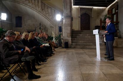 El presidente de la Generalitat, Carlos Mazón, comparece tras el pleno extraordinario del Consell en el que se han aprobado las primeras medidas de apoyo a los afectados por el incendio del barrio de Campanar de València.