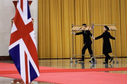 Miembros de la organización se preparan para la visita de la primera ministra británica, Theresa May, en el Gran Salón del Pueblo, en Pekín (China). 
