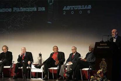 Adonis, Carlos Bousoño, Derek Walcott, Pablo García Baena, Wole Soyinka y Ángel González (de izquierda a derecha).
