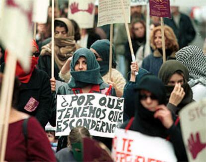 Miles de personas se manifestaron ayer con motivo de la Jornada Internacional contra la Violencia de Género.