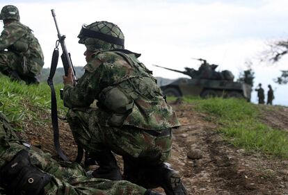 Durante la jornada electoral se ha registrado numerosos incidentes en varios puntos del país. Tres soldados y un guerillero de las FARC han fallecido, a pesar de lo cual el ministro de Interior de Colombia, Fabio Valencia Cossio, ha insiste en que el día ha transcurrido con "plena calma".