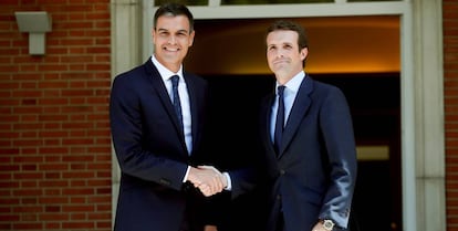 Pedro S&aacute;nchez y Pablo Casado, en La Moncloa en una foto de archivo.