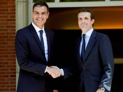 Pedro S&aacute;nchez y Pablo Casado, en La Moncloa en una foto de archivo.