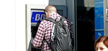 Hombre operando en un cajero BBVA