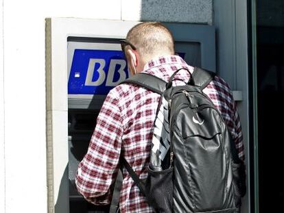 Hombre operando en un cajero BBVA