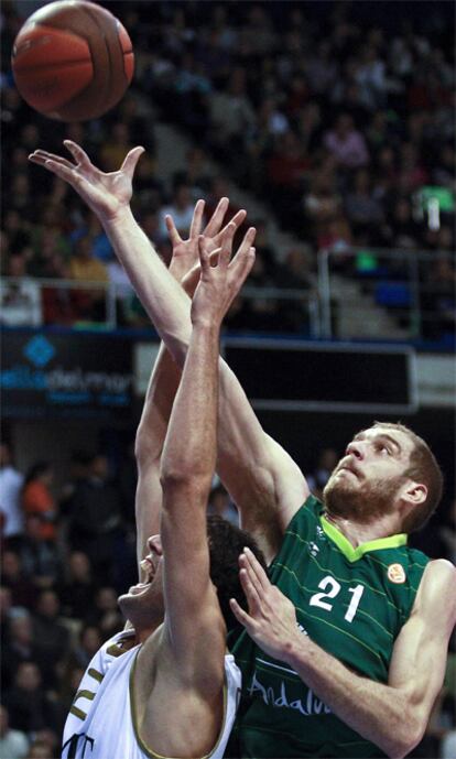 Luka Zoric y Nikola Mirotic pelean por el balón