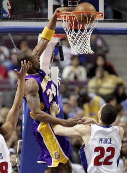 Kobe Bryant, de Los Angeles Lakers, encesta en presencia Tayshuan Prince, de los Detroit Pistons.