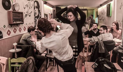 Dos jóvenes bailan en el Bab Sharki, barrio cristiano del casco antiguo de Damasco (pinche sobre la foto para ver la galería).