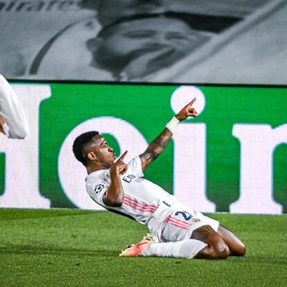 Vinicius celebra tras marcar primer gol para el Real Madrid.