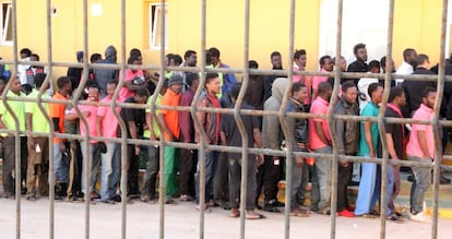 Un grupo de subsaharianos esperan en fila a ser atendidos en el CETI de Melilla, después de haber logrado cruzar la frontera.