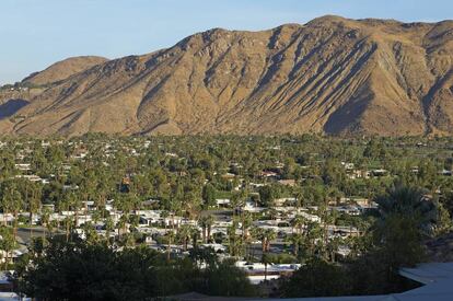 Palm Springs es un centro turístico chic en medio del desierto de Mojave; un oasis tachonado de estrellas desde los días del 'Rat Pack' de Frank Sinatra y compañía. Para imitar a las celebridades del espectáculo y los bohemios modernos hay que descansar junto a la piscina de un hotel de los años cincuenta, visitar galerías de arte, comprar en tiendas vintage y tomar cócteles hasta que se haga de día. También se puede caminar por barrancos desiertos, subir al teleférico o escalar en los montes San Jacinto.