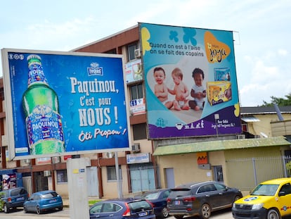 Calle de Abiyán, Costa de Marfil, donde se mezclan culturas y personas de distintas procedencias, como defiende Gauz en su obra 'Camarada Papá'.