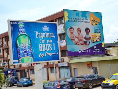 Calle de Abiyán, Costa de Marfil, donde se mezclan culturas y personas de distintas procedencias, como defiende Gauz en su obra 'Camarada Papá'.