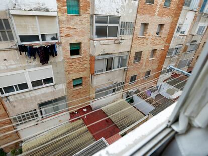 Patio interior del edificio donde un hombre se intentó suicidar este domingo tras presuntamente degollar a su pareja en Alcoi.