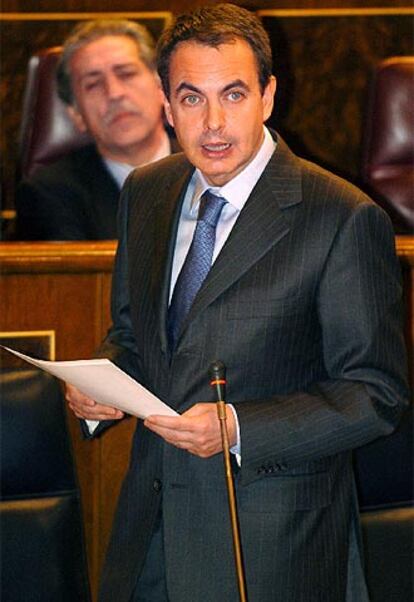 El presidente del Gobierno, José Luis Rodríguez Zapatero, durante su intervención esta tarde en la sesión de control.