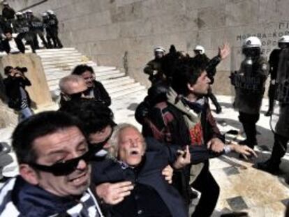 Manolis Glezos es auxiliado tras ser golpeado por la policía durante una protesta en marzo de 2010 en Atenas