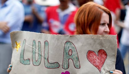 Apoiadora do ex-presidente em frente a Polícia Federal em Curitiba.