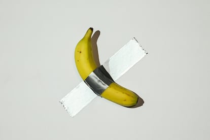 La obra de arte de Cattelan consiste en una banana pegada a la pared. Un millonario chino la ha comprado por 6,2 millones de dólares