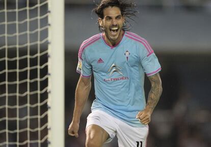 Larrivey celebra el segundo de sus dos goles ante el Levante.