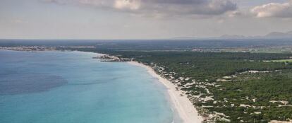 Vista a&eacute;rea de la playa de Es Trenc Mallorca. / Tolo Ramon