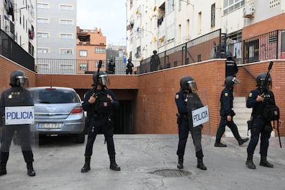 Varios agentes de Policía Nacional, ante el garaje de Ceuta en el que han ocurrido los hechos.