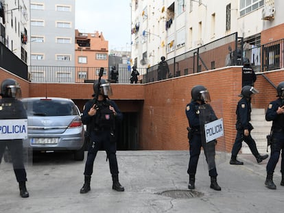 Varios agentes de Policía Nacional, ante el garaje de Ceuta en el que han ocurrido los hechos.