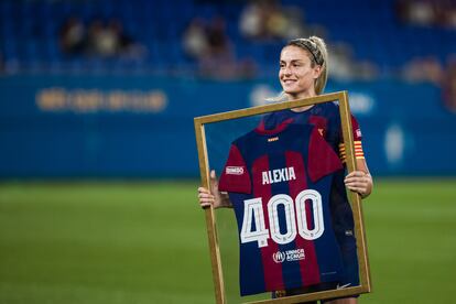 Alexia Putellas recibiendo un reconocimiento por haber disputado 400 partidos con la camiseta del FC Barcelona.