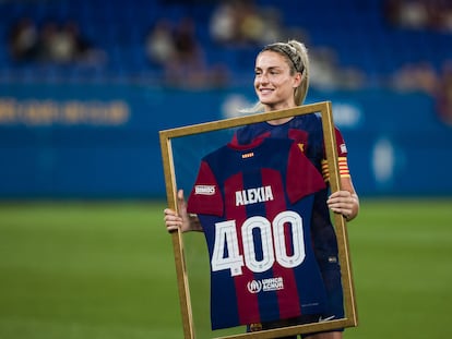 Alexia Putellas recibiendo un reconocimiento por haber disputado 400 partidos con la camiseta del FC Barcelona.