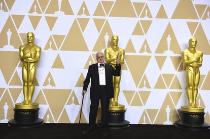 James Ivory posa para los medios gráficos con el Oscar por el mejor guion adaptado por 'Call me by your name'.