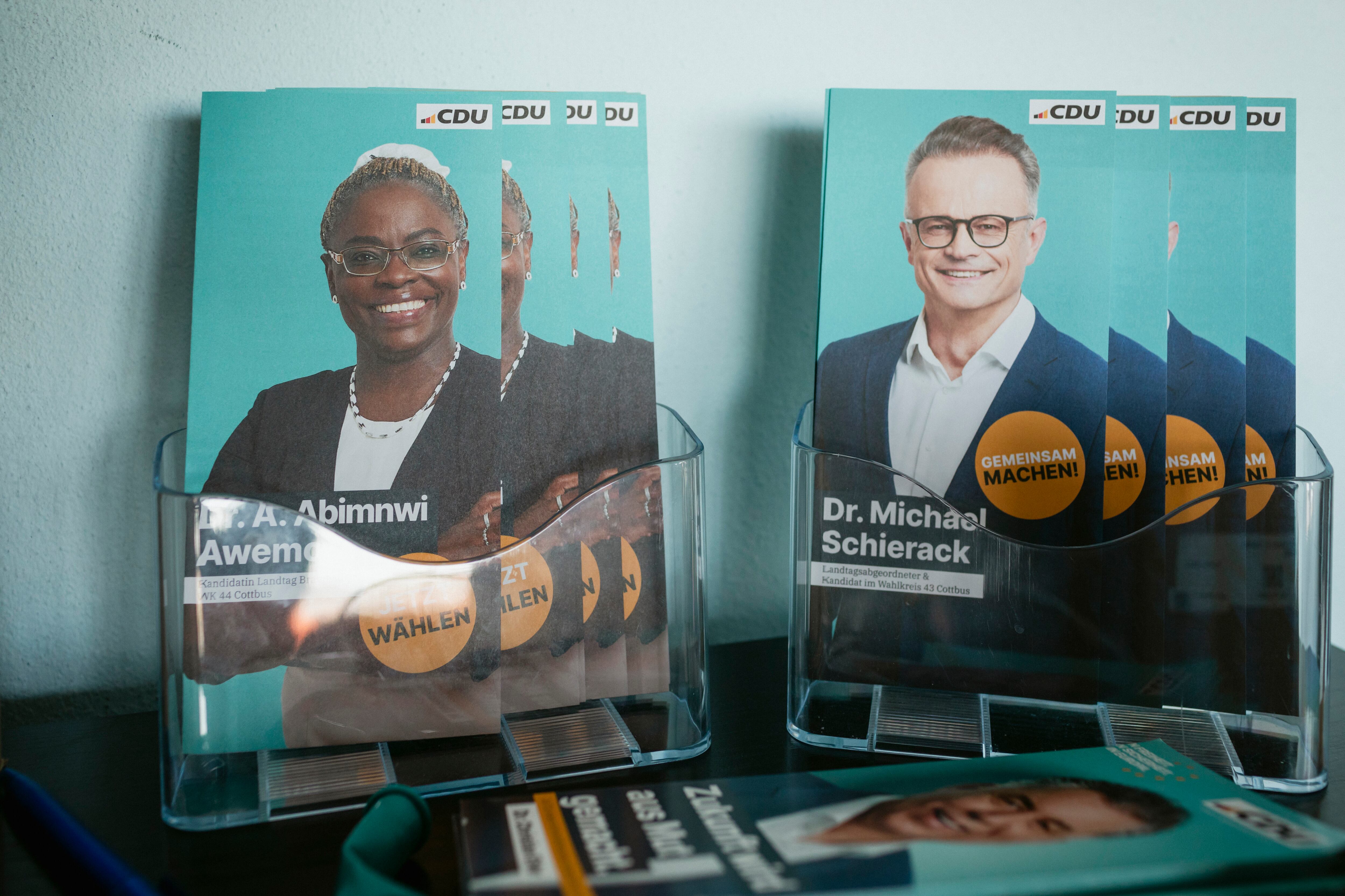 Panfletos electorales de Adeline Abimnwi Awemo, candidata por la CDU en Cottbus en las elecciones del próximo domingo. 