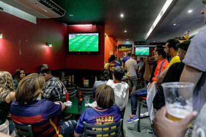Varios aficionados ven el partido que enfrenta al Barcelona y a Las Palmas en un bar tras conocer la decisión de que el encuentro se disputaría a puerta cerrada