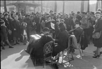 Un grupo de músicos actuando en una calle de París en la primavera de 1945.