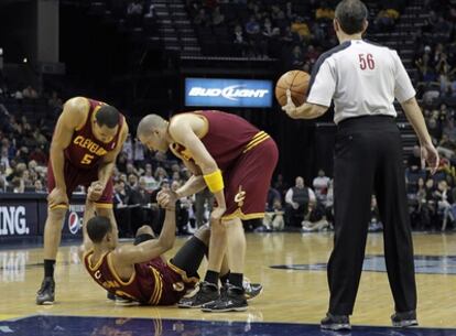 Parker y Hollins ayudan a levantarse a Sessions en un momento del partido entre Cleveland y Memphis.
