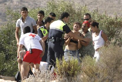 La policía trata de impedir que la madre de los pequeños se acerque al lugar del suceso.