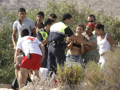 La policía trata de impedir que la madre de los pequeños se acerque al lugar del suceso.