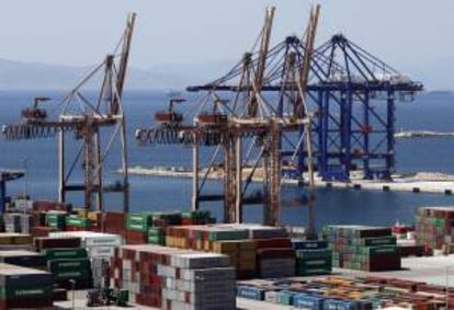 Vista del muelle de contenedores propiedad de la empresa marítima china Cosco. EFE/Archivo