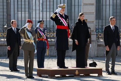 La princesa Leonor, el rey Felipe VI, la reina Letizia, y el presidente del gobierno Pedro Sánchez, este sábado en la Plaza de la Armería del Palacio Real, durante la ceremonia de la Pascua Militar.