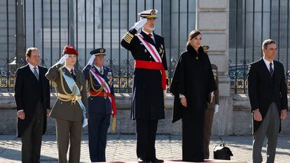 La princesa Leonor, el rey Felipe VI, la reina Letizia, y el presidente del gobierno Pedro Sánchez, este sábado en la Plaza de la Armería del Palacio Real, durante la ceremonia de la Pascua Militar.